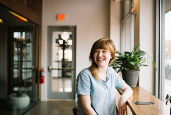 Lachende Frau nutzt digitale Signaturen on-premises