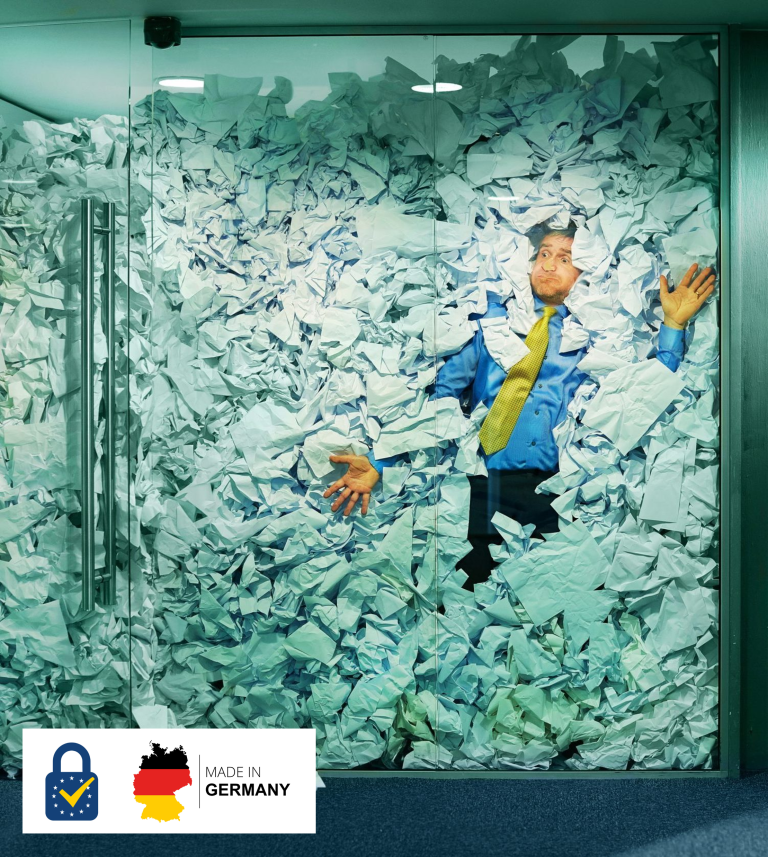 Mann hinter Glaswand mit viel Papier, zum Glück gibt es jetzt digitale Signaturen