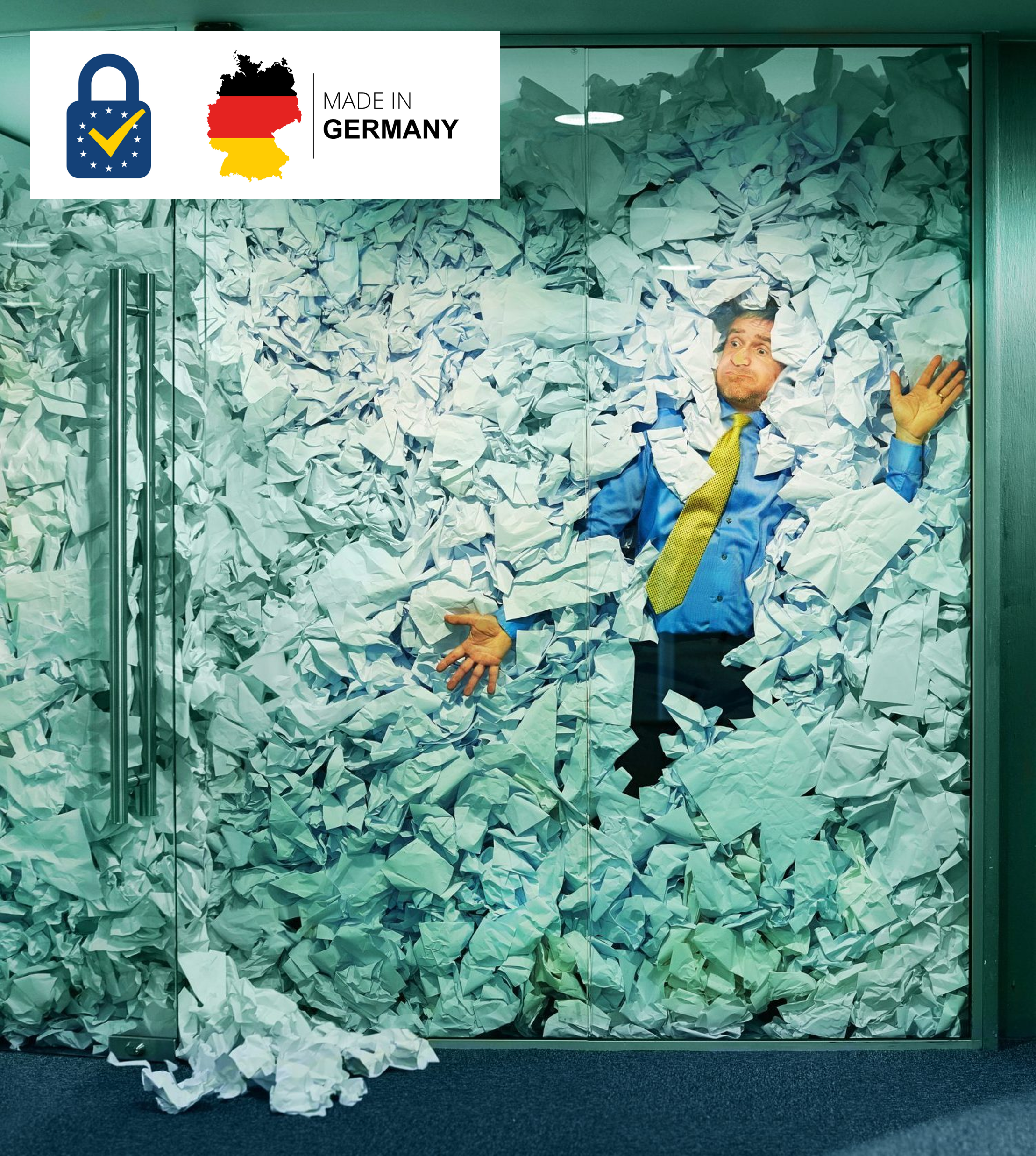 Papierchaos im Büro als Symbol für analoge Prozesse, die mit eIDAS-konformen digitalen Signaturen made in Germany vereinfacht werden.
